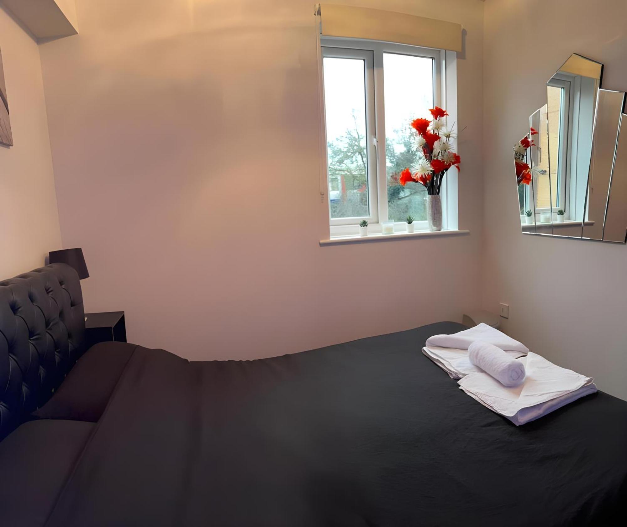 Sleek & Stylish - E15 Apartment With Parking London Exterior photo
