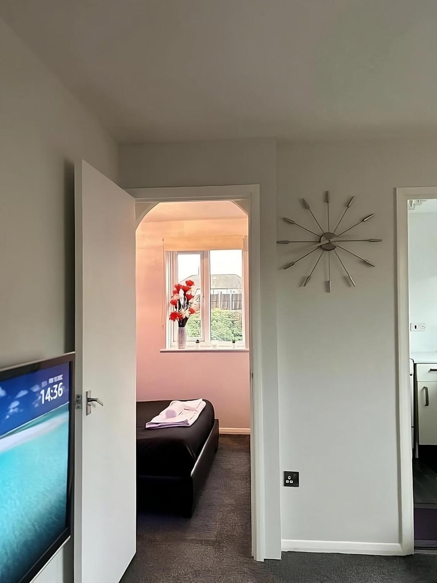 Sleek & Stylish - E15 Apartment With Parking London Exterior photo