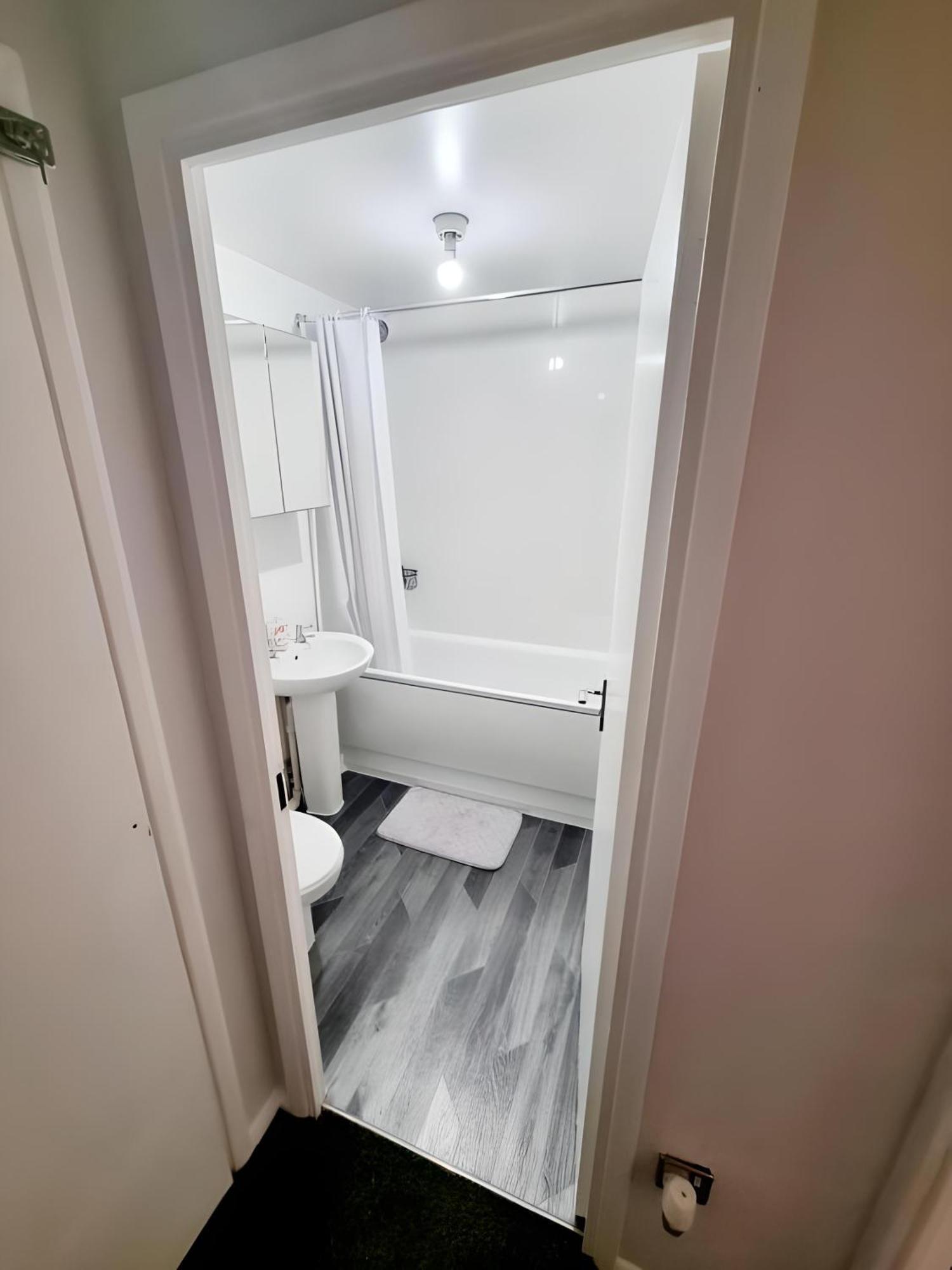 Sleek & Stylish - E15 Apartment With Parking London Exterior photo
